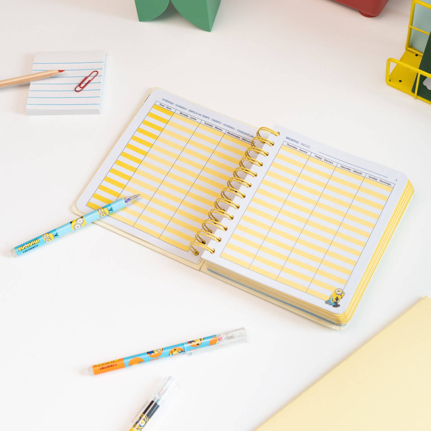 Agenda Escolar 2026/2027 Minions Día Página 11 Meses