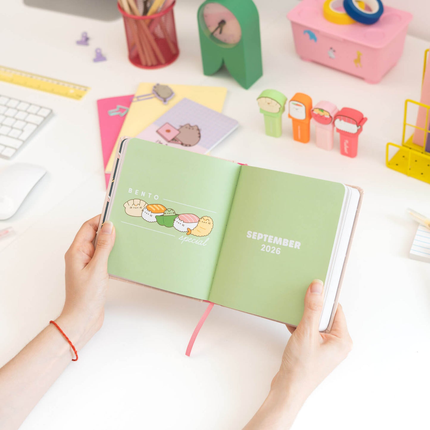 Agenda Escolar 2026/2027 Pusheen Sushi Roll Día Página 11 Meses