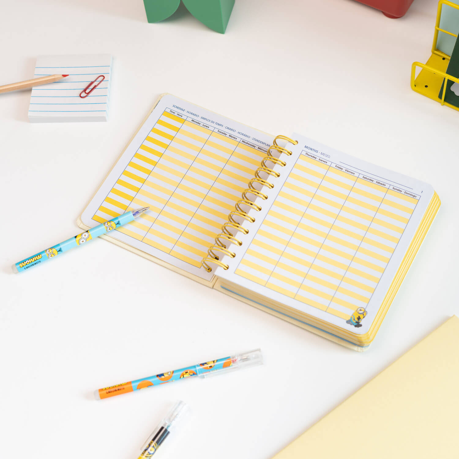 Agenda Escolar 2026/2027 Minions Día Página 11 Meses