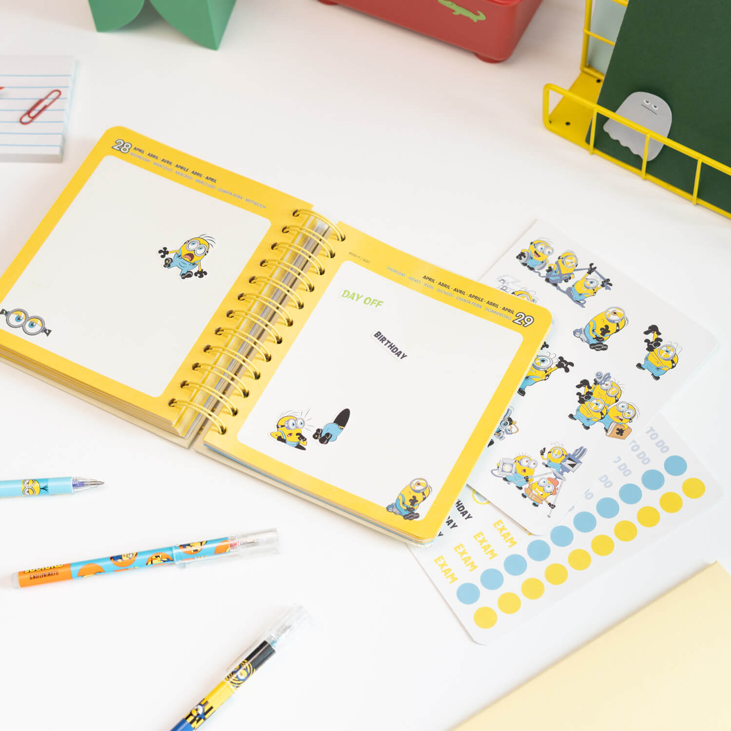 Agenda Escolar 2026/2027 Minions Día Página 11 Meses