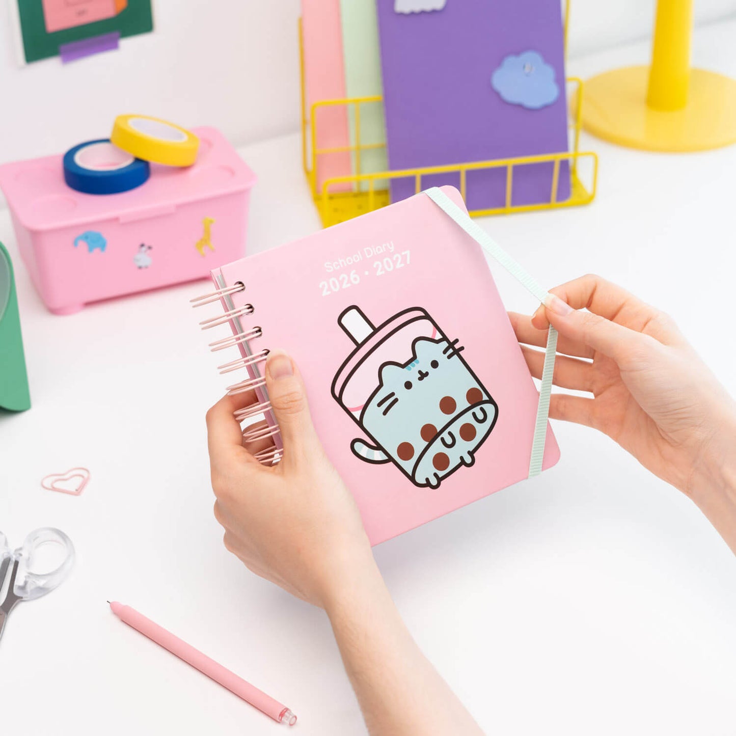 Agenda Escolar 2026/2027 Pusheen Día Página 11 Meses