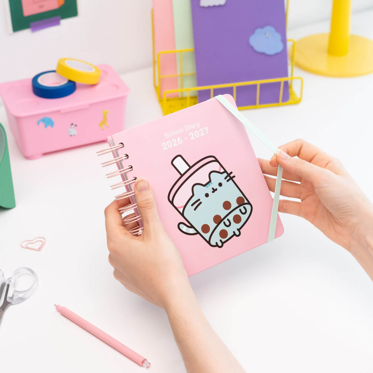Agenda Escolar 2026/2027 Pusheen Día Página 11 Meses