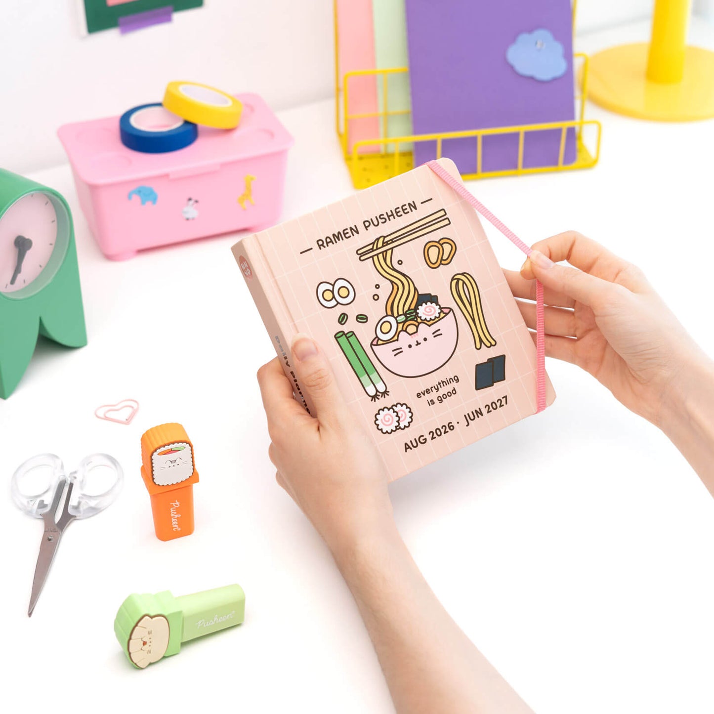 Agenda Escolar 2026/2027 Pusheen Sushi Roll Día Página 11 Meses