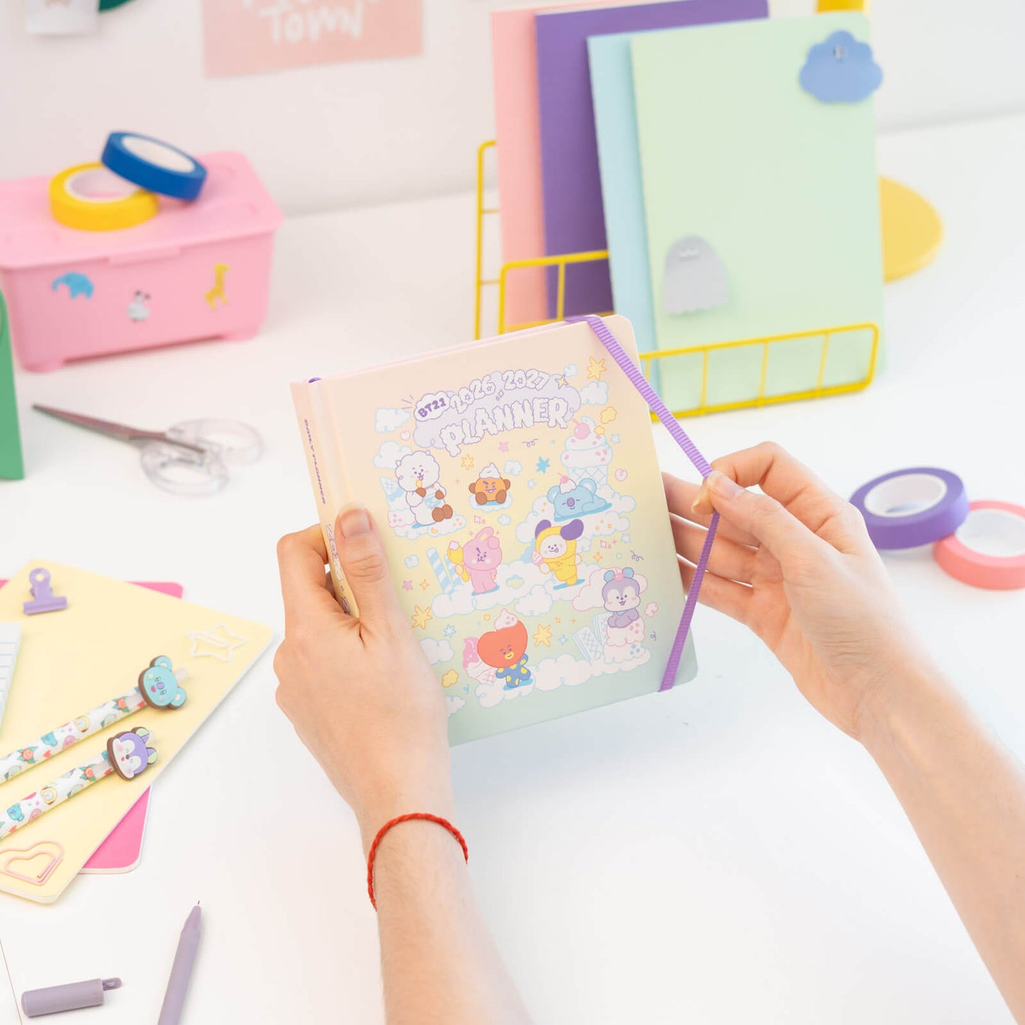 Agenda Escolar 2026/2027 BT21 Día Página 11 Meses