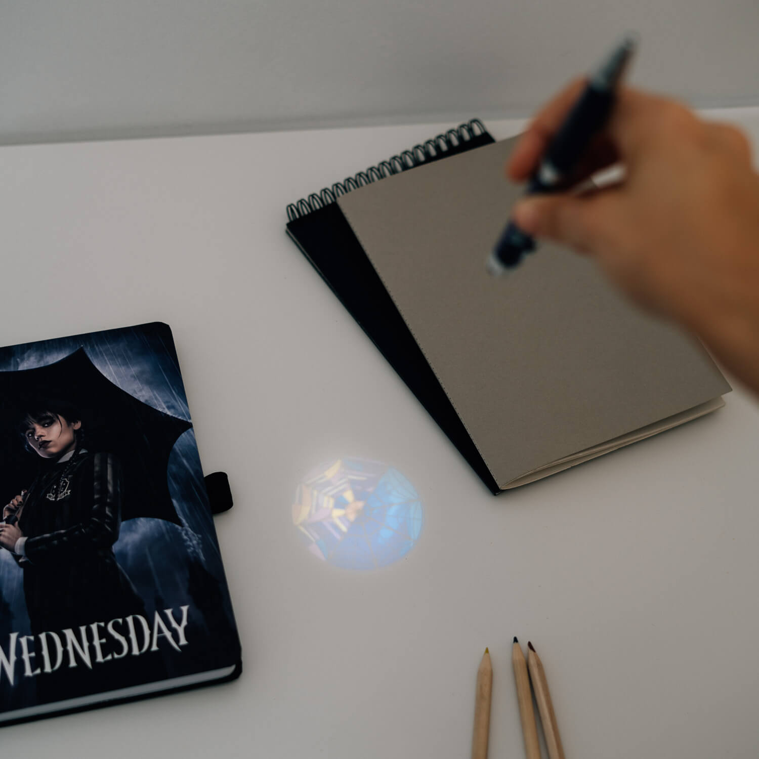 Cuaderno Wednesday Con Boligrafo Proyector
