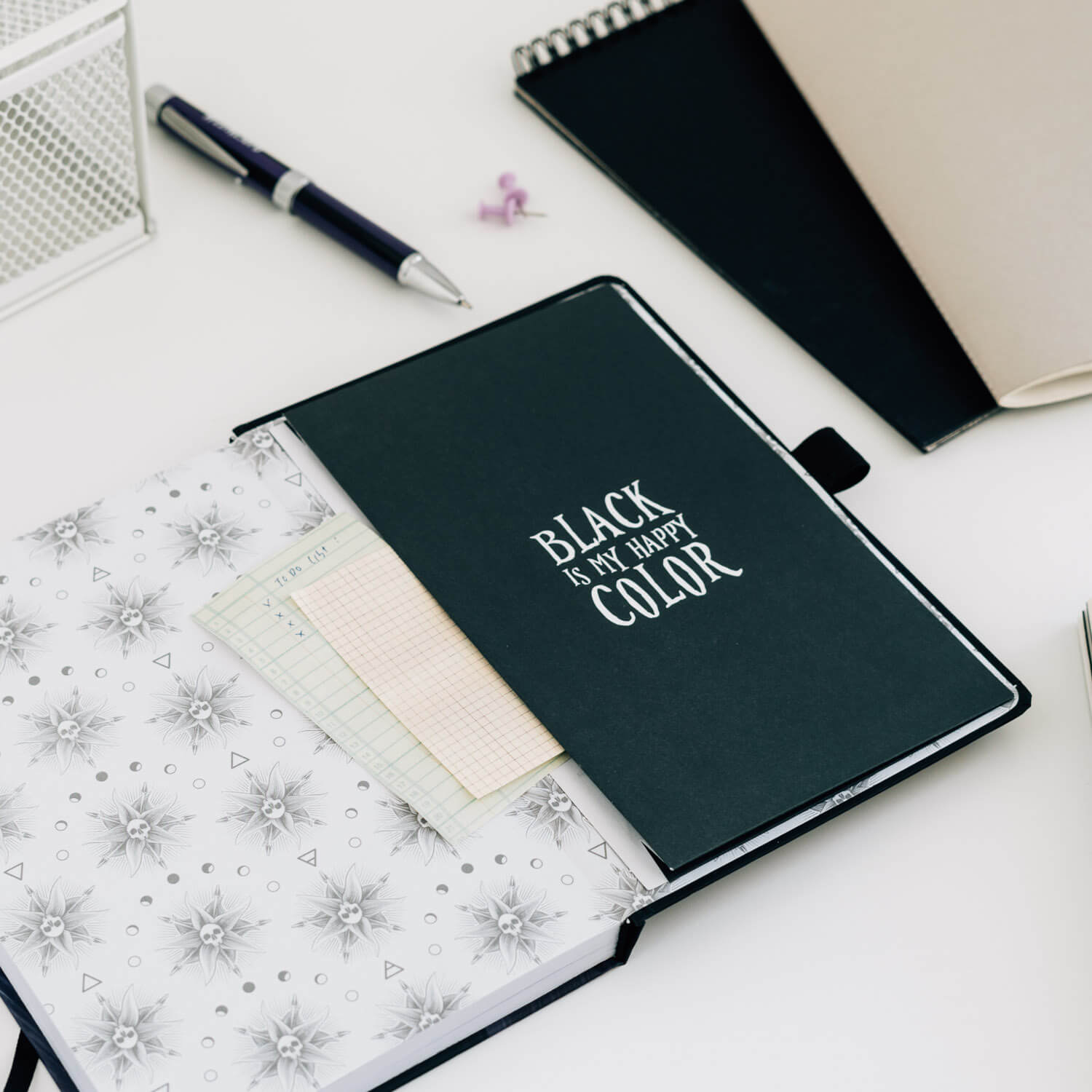 Cuaderno Wednesday Con Boligrafo Proyector