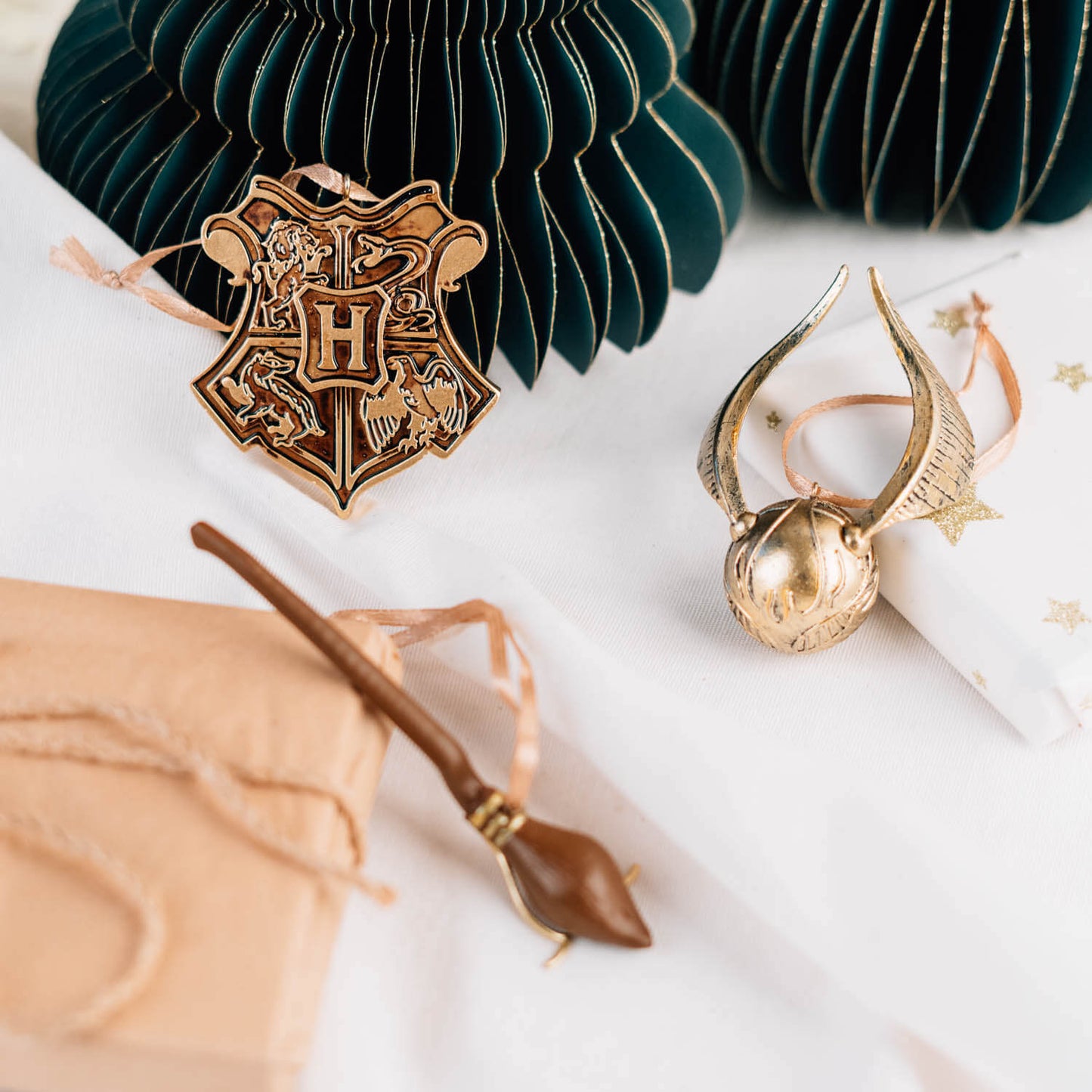 Set Adornos Navidad Harry Potter Snitch Dorada, Nimbus 2000 Y Escudo Hogwarts